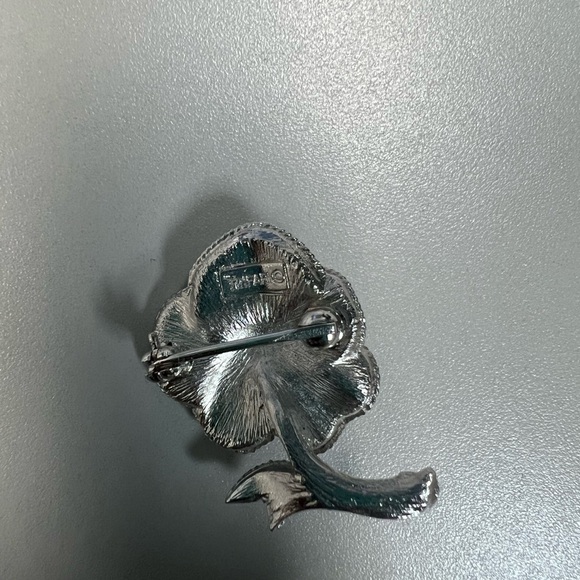 Trifari Silver Pansy Brooch with Trifari on Back Elegant Piece - Picture 2 of 3